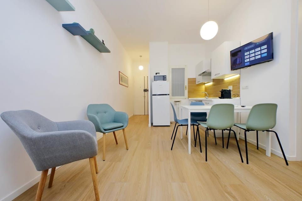 Kitchen or kitchenette, Living room, Seating area, Dining area