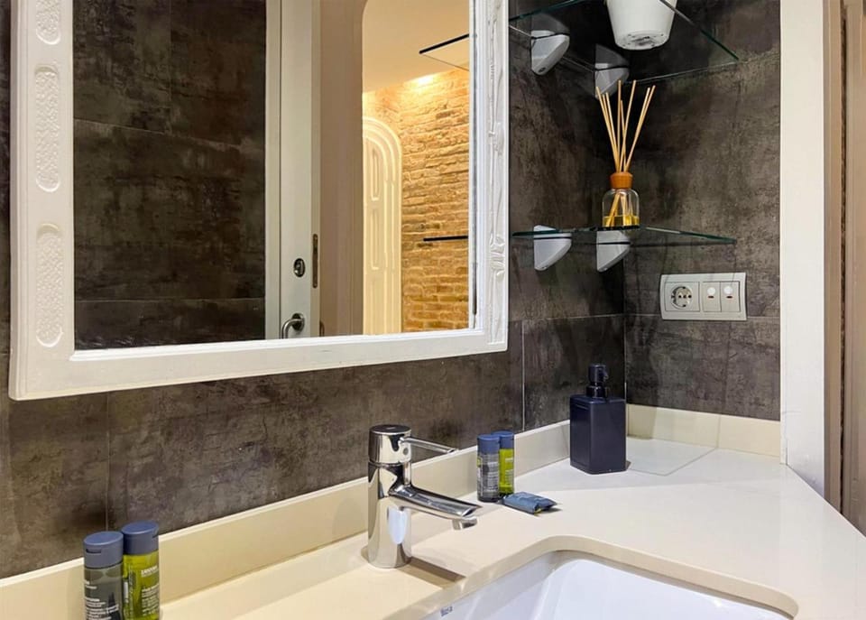 Shower, Bed, Bathroom, Photo of the whole room, Bedroom, Bath, towels