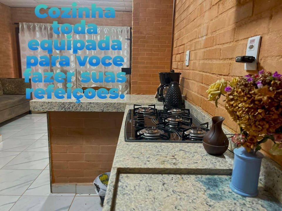 Flat com 2 quartos 2 banh AR e uma vista espetacular na área central de GV com cozinha completa-Bom p grupos ou familias ou empresas Apartment in Governador Valadares