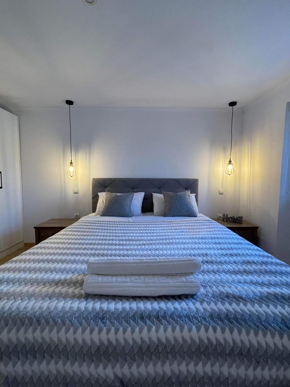 Bed, TV and multimedia, Bedroom, towels