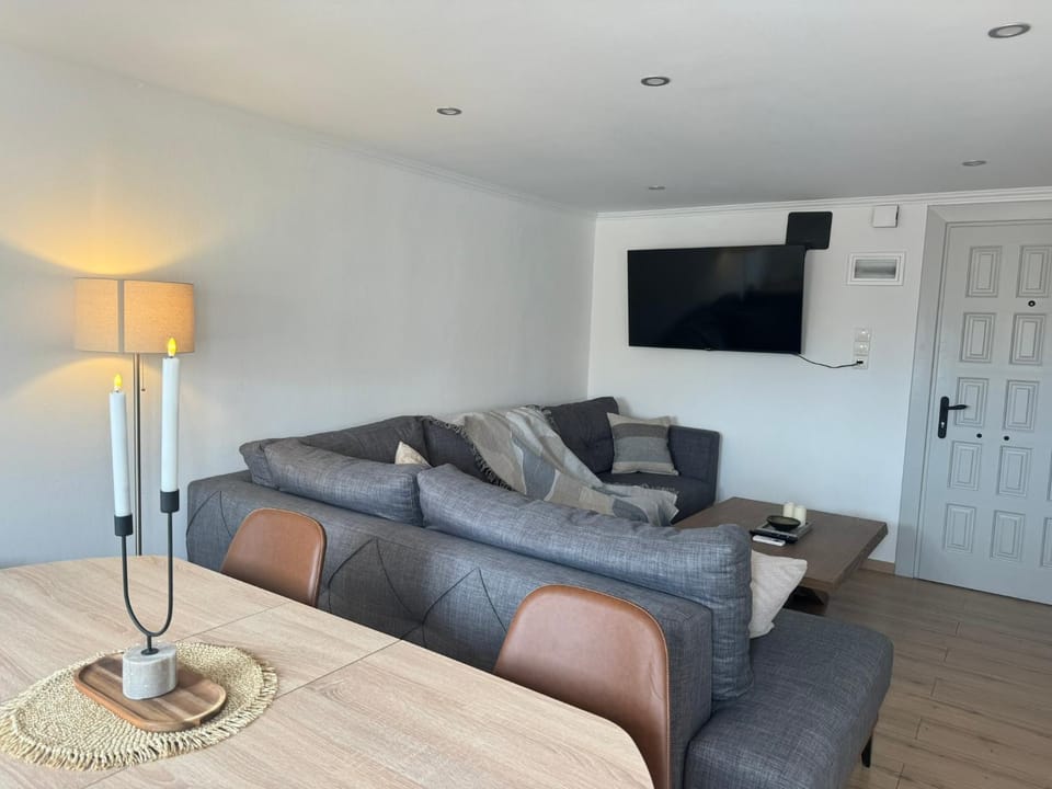 Communal lounge/ TV room, TV and multimedia, Living room, Seating area, Dining area, Evening entertainment