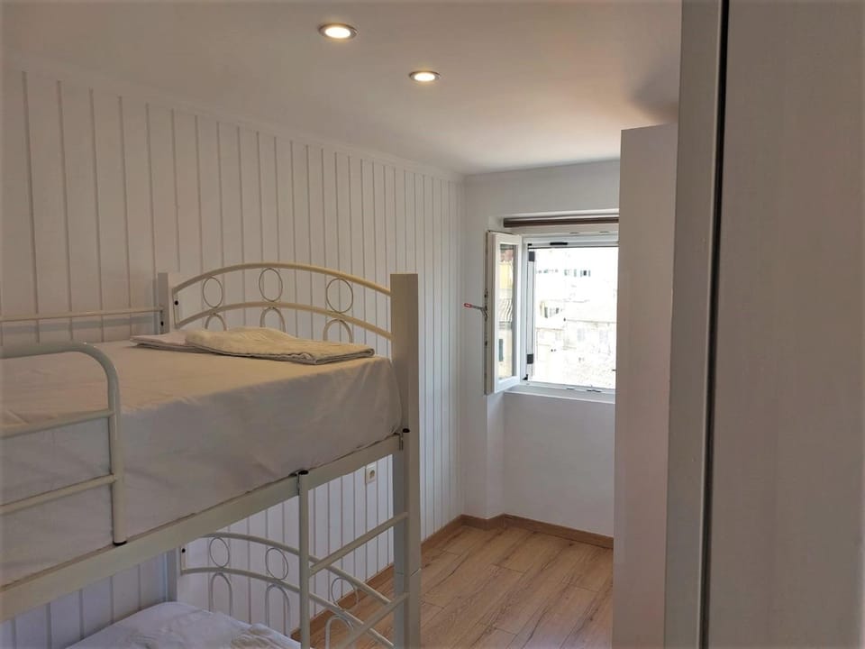 Bed, Photo of the whole room, Bedroom, bunk bed, towels