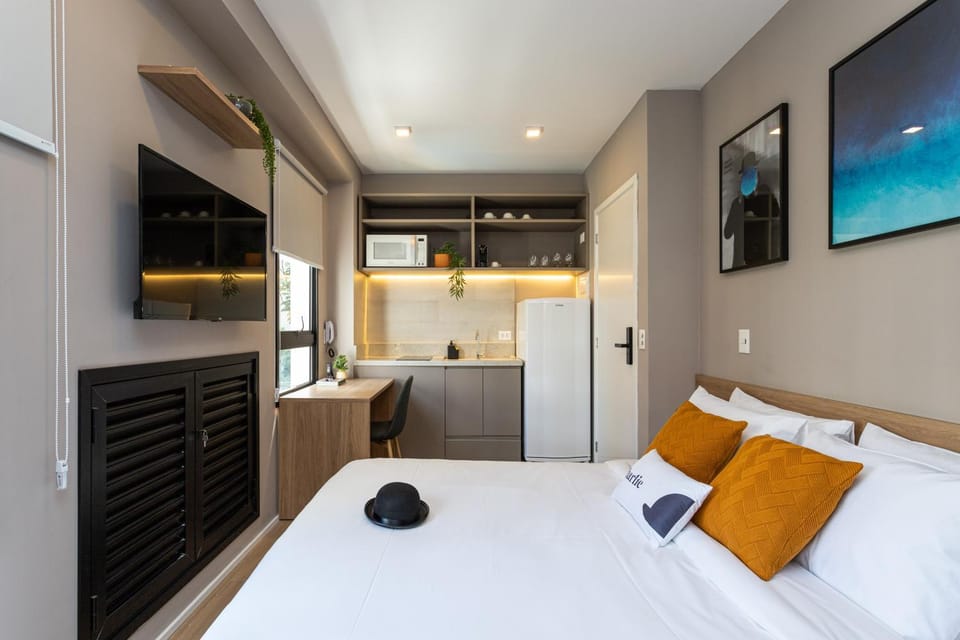Bed, TV and multimedia, Coffee/tea facilities, Kitchen or kitchenette, Photo of the whole room, Decorative detail, Bedroom, hair dresser, microwave, minibar
