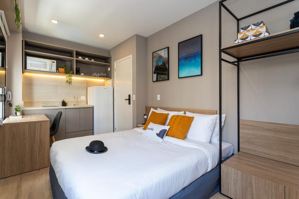 Bed, Coffee/tea facilities, Photo of the whole room, Decorative detail, Bedroom, microwave, minibar