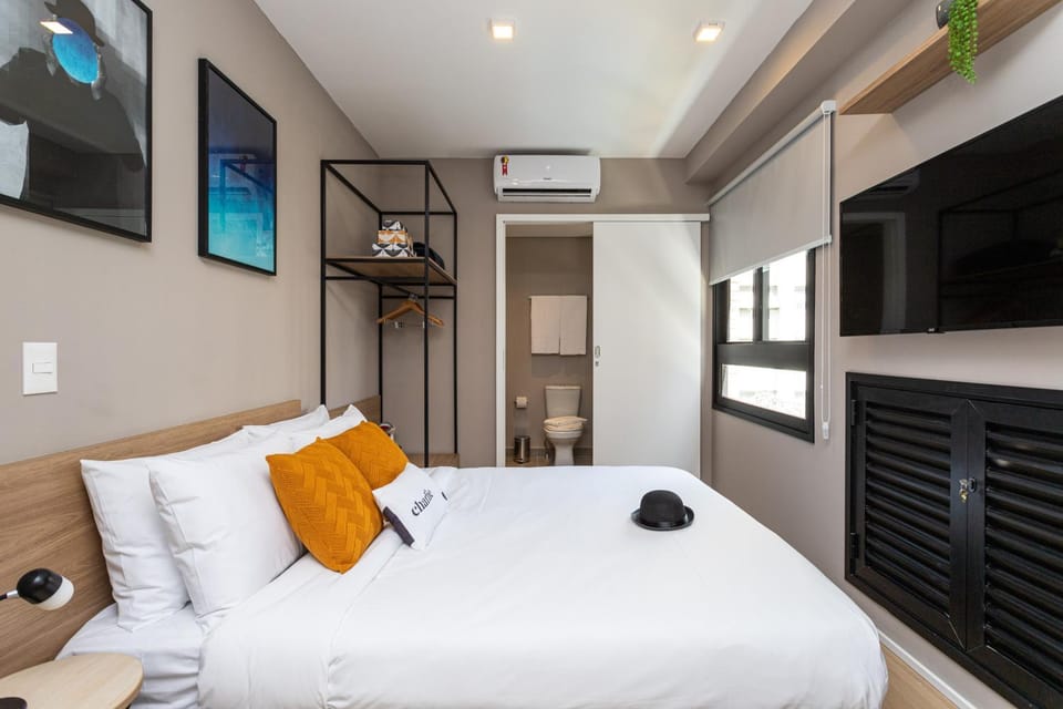 Bed, Photo of the whole room, Decorative detail, Evening entertainment, Bedroom, air conditioner