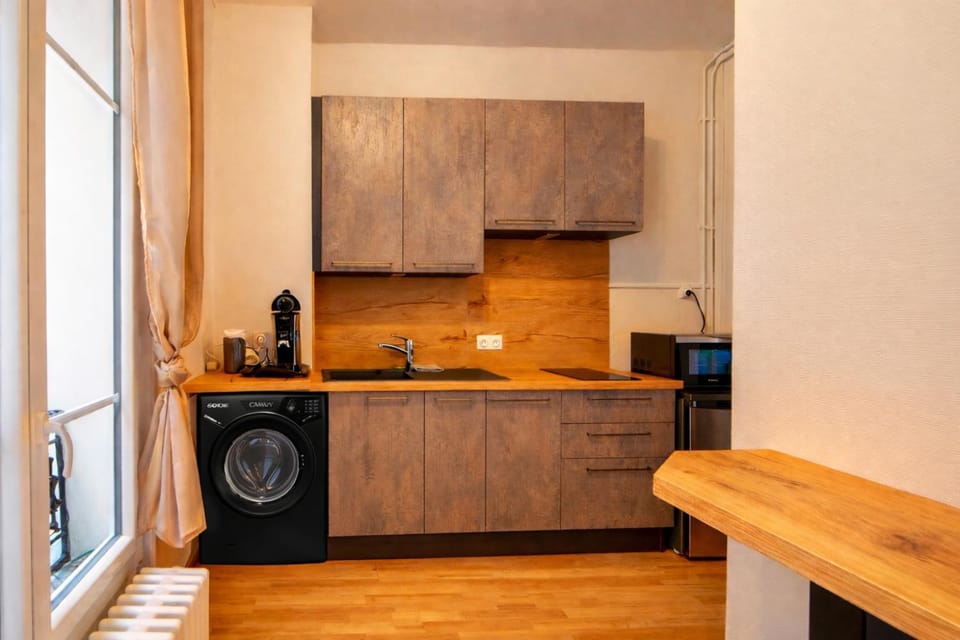 Coffee/tea facilities, Dining area, microwave, stove, washing machine, kitchen