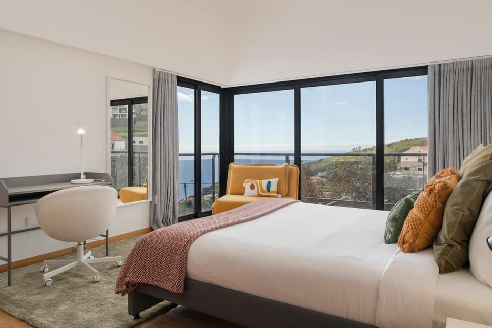 Bed, View (from property/room), Balcony/Terrace, Photo of the whole room, Bedroom, Mountain view, Sea view