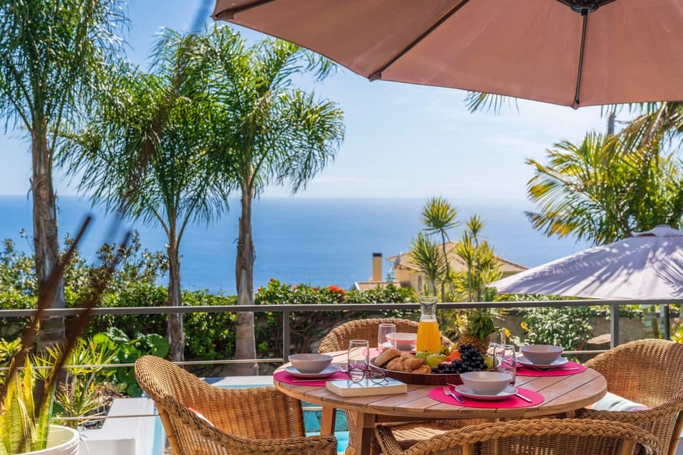 Natural landscape, Garden, View (from property/room), Balcony/Terrace, Dining area, Food, Mountain view, Sea view