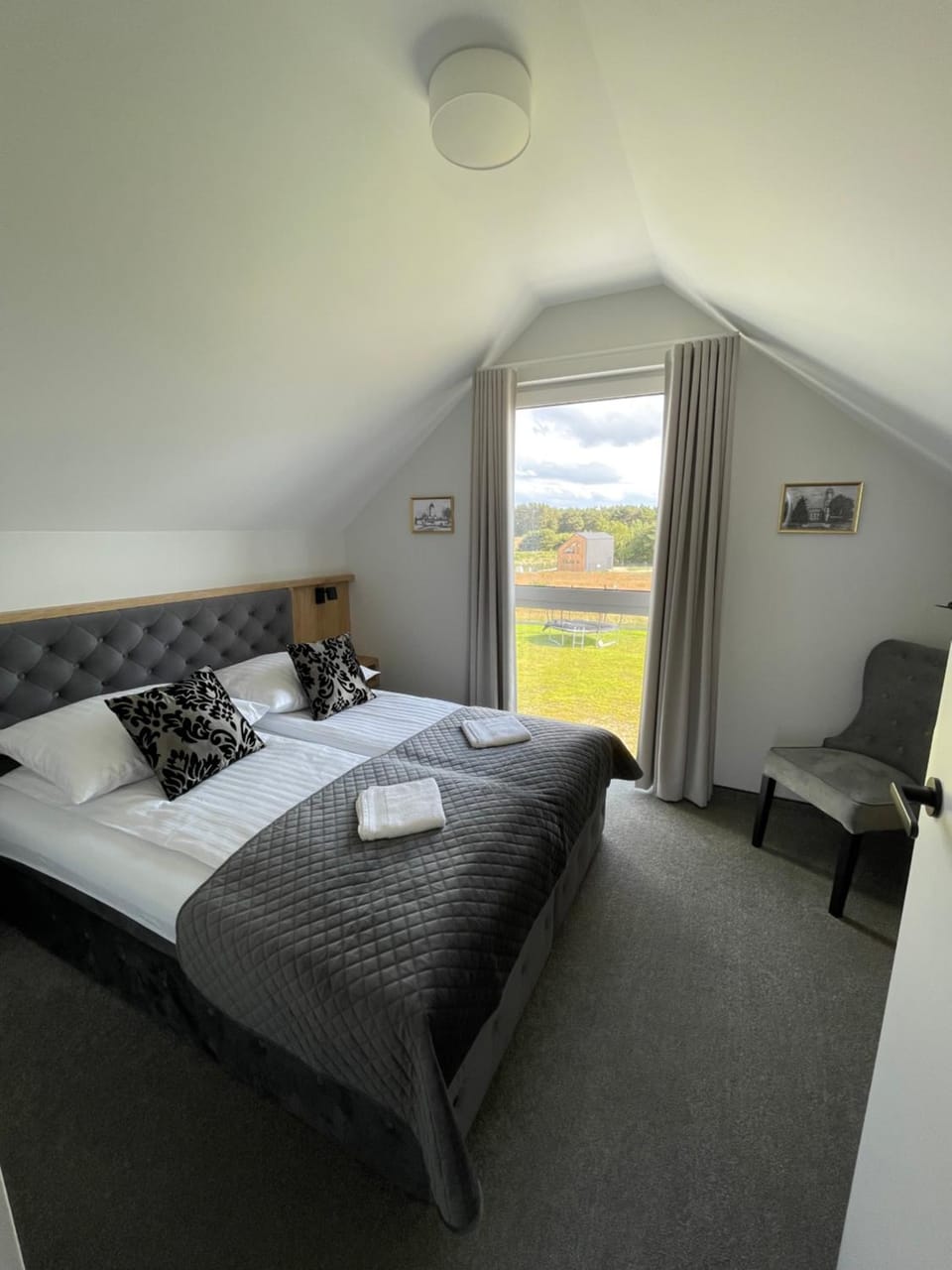 Bed, Photo of the whole room, Seating area, Bedroom