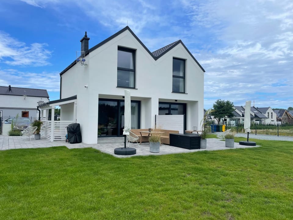Property building, Spring, Day, Neighbourhood, Natural landscape, Garden, Balcony/Terrace, Garden view