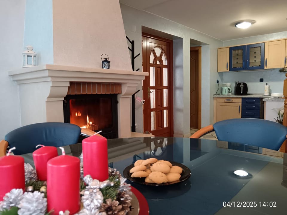 Kitchen or kitchenette, Dining area, fireplace