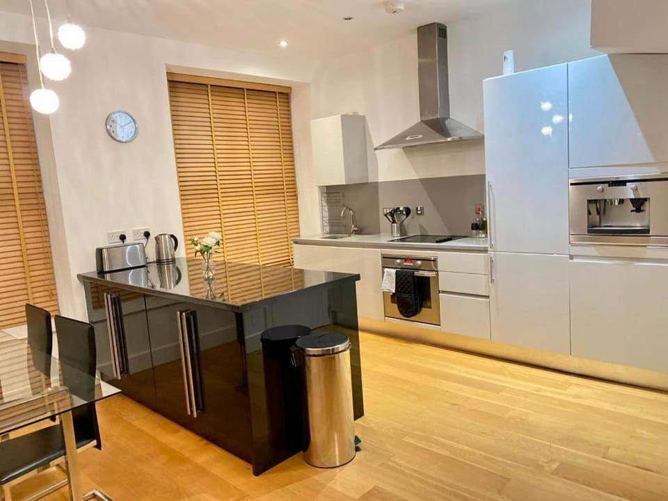 Modern & Cozy 4-Bedroom Getaway Apartment in Newcastle upon Tyne