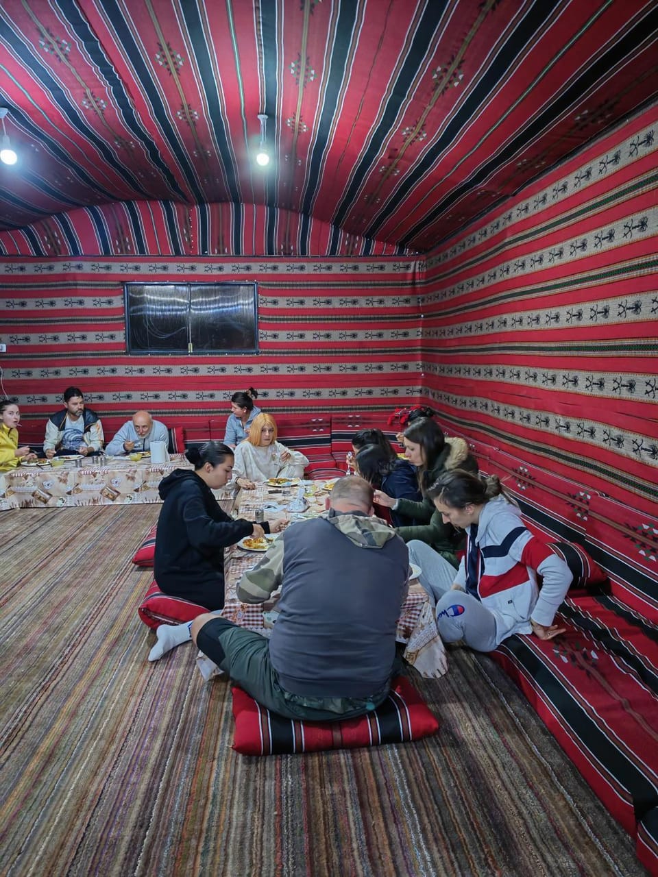 Restaurant/places to eat, Living room, Seating area, group of guests