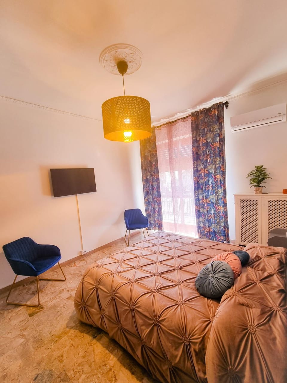 Bed, TV and multimedia, Photo of the whole room, Bedroom