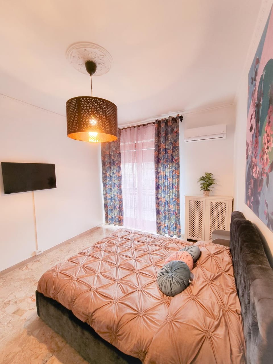 Bed, TV and multimedia, Photo of the whole room, Bedroom