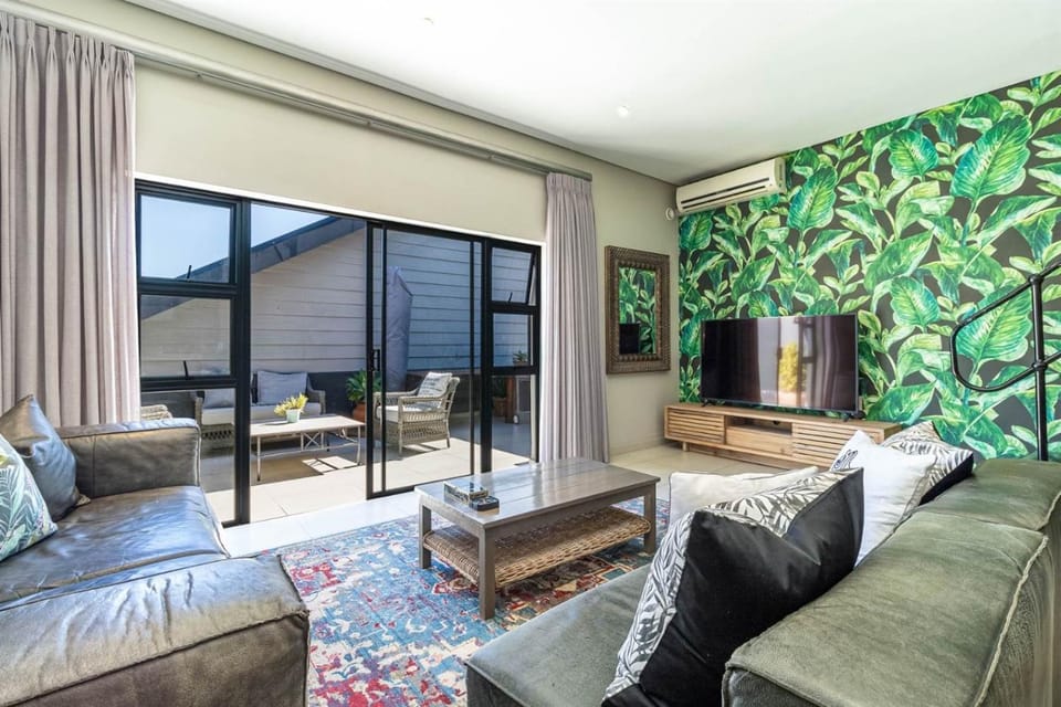 Living room, Seating area, Evening entertainment