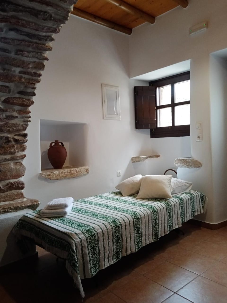 Bed, Photo of the whole room, towels