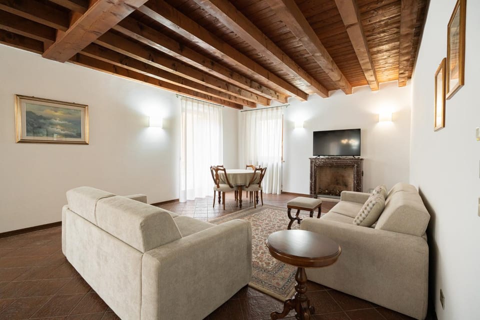 TV and multimedia, Living room, Seating area, Dining area