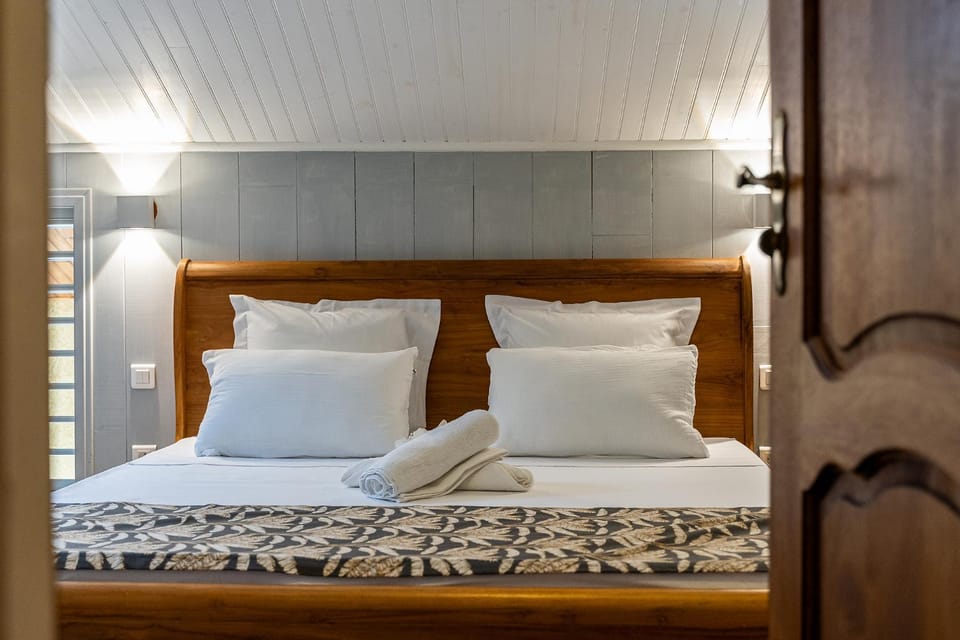Bed, Bedroom, towels, air conditioner