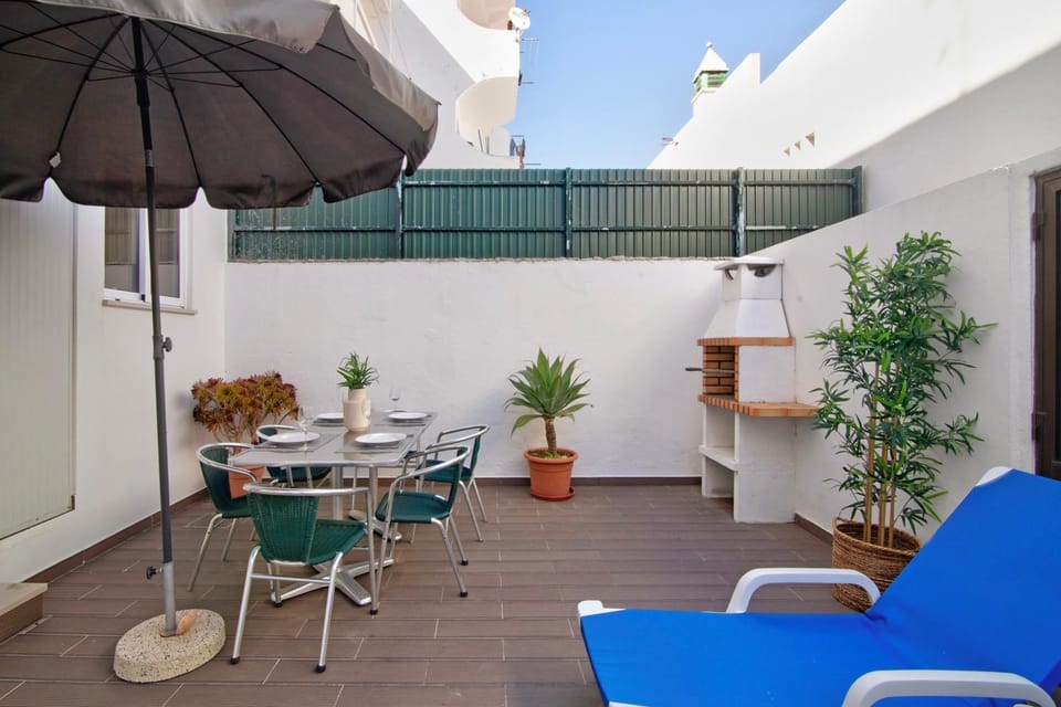 Property building, Balcony/Terrace, Living room