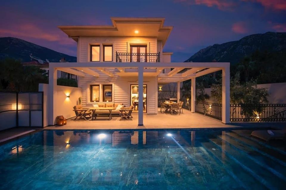Property building, Patio, Mountain view, Pool view, Swimming pool, sunbed