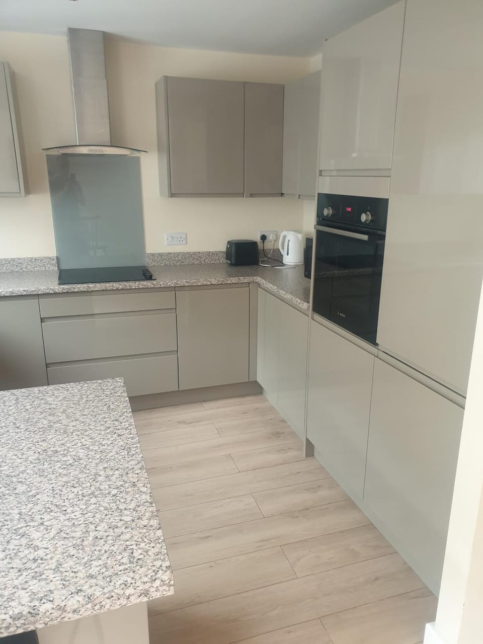 House - Sleeps 5 - Pets Ok - Parking - Garden House in Bristol