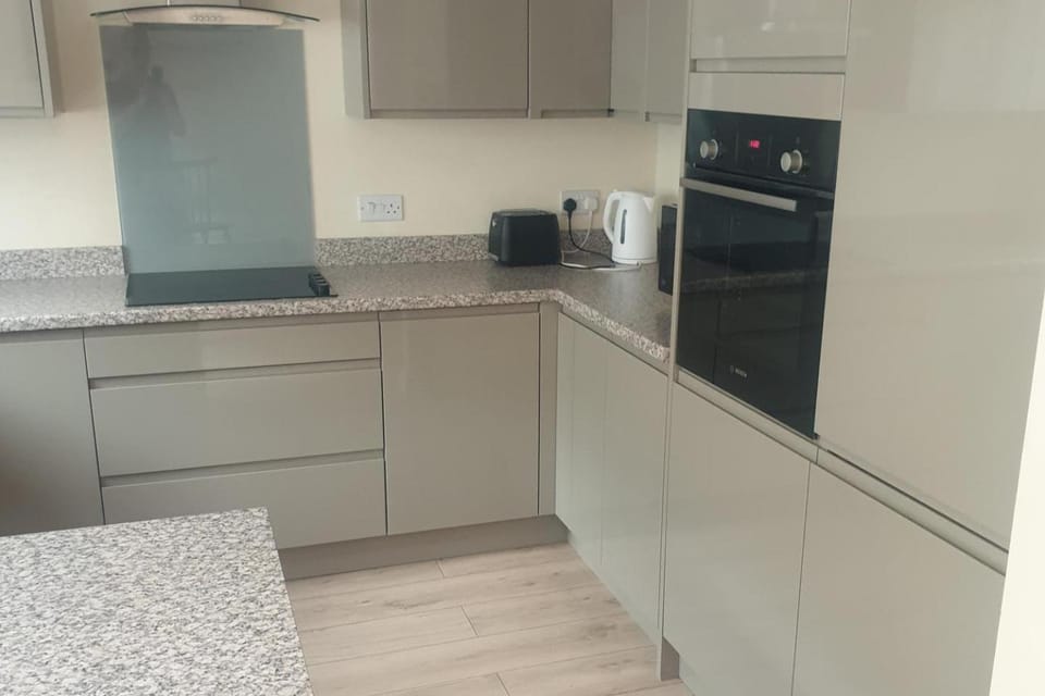House - Sleeps 5 - Pets Ok - Parking - Garden House in Bristol