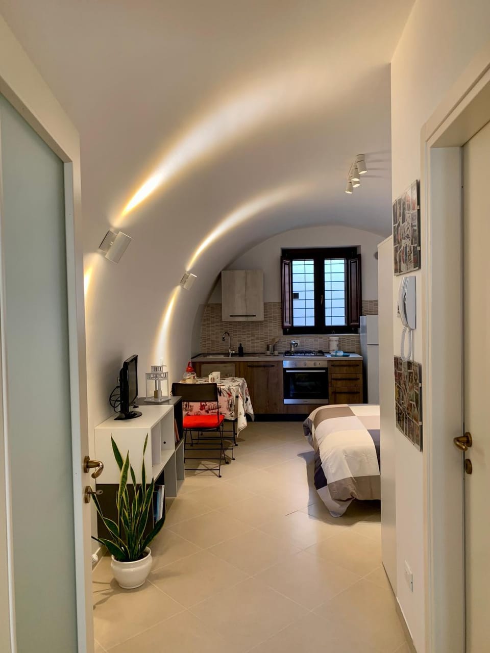 Bed, TV and multimedia, Living room, Photo of the whole room