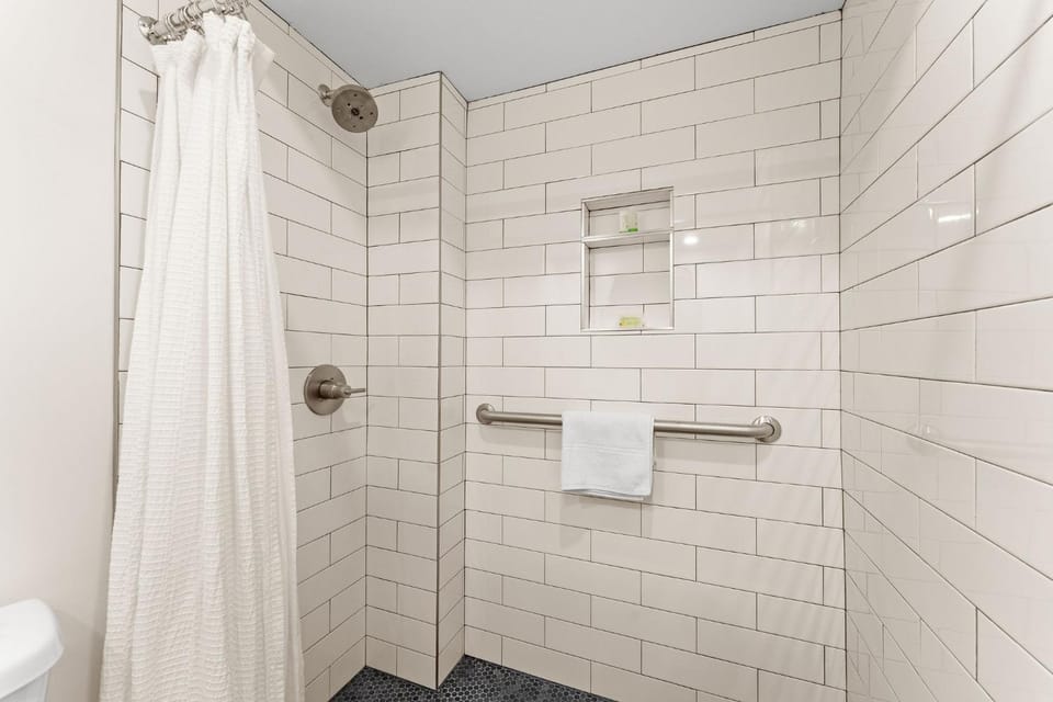 Shower, Bathroom, Facility for disabled guests, acessibility