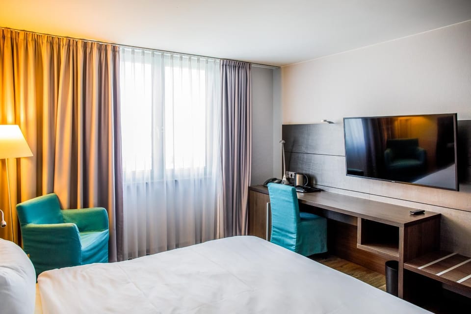 Bed, TV and multimedia, Photo of the whole room, Seating area, Bedroom