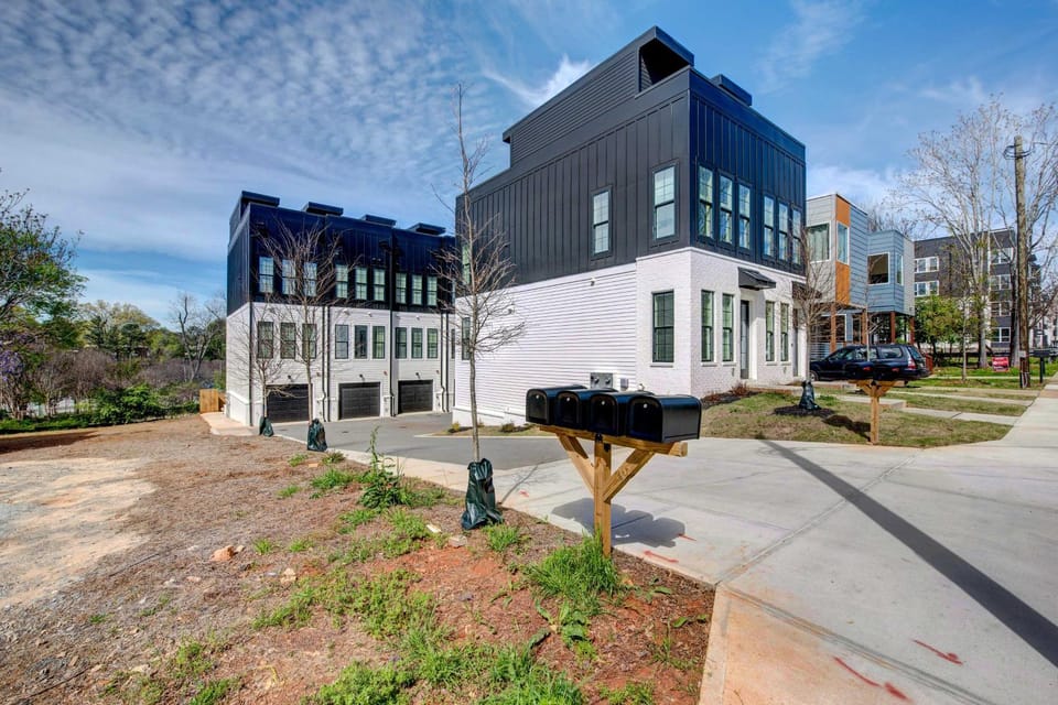 Modern ATL Getaway < 3 Mi to Mercedes-Benz Stadium House in Atlanta