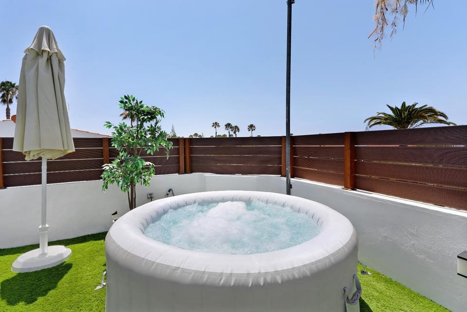 Casa Luna Kingbed and Jacuzzi Apartment in Maspalomas