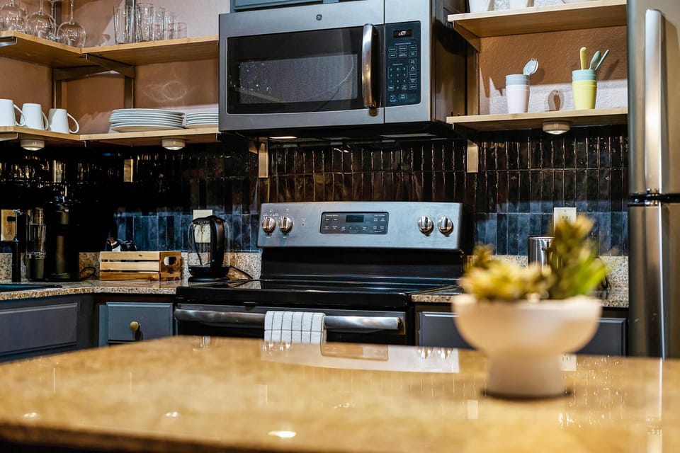 Coffee/tea facilities, Kitchen or kitchenette, microwave, oven, stove, kitchen