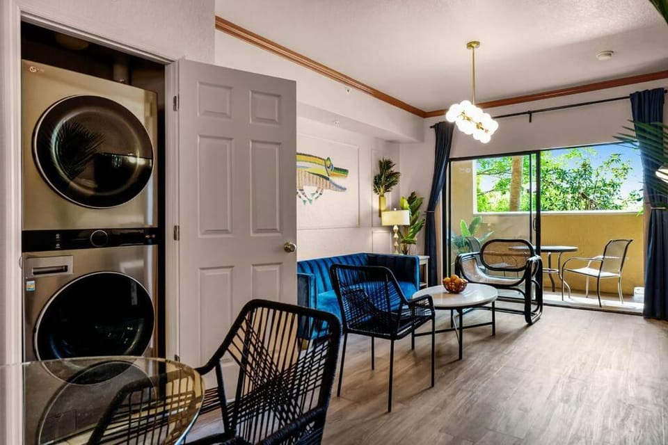 Designer Corner Suite 3br/2ba - Disney, Universal, Convention Center & SeaWorld Apartment in Orlando
