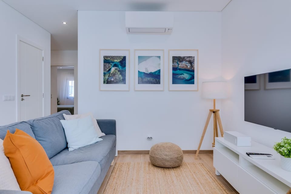 TV and multimedia, Living room, Seating area, air conditioner