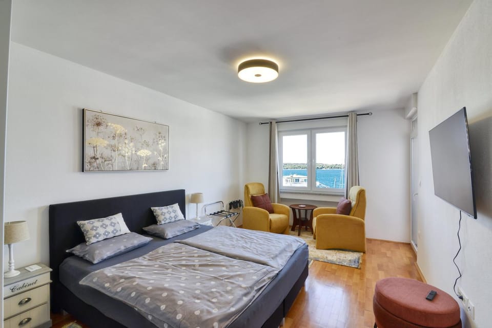 Bed, TV and multimedia, Bedroom, Sea view