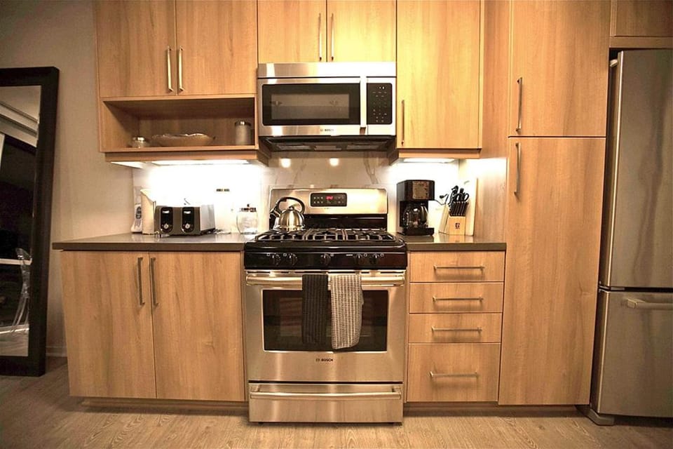 Masterpiece 2-Bedroom with Balcony, Pool, and Spa Apartment in Santa Monica