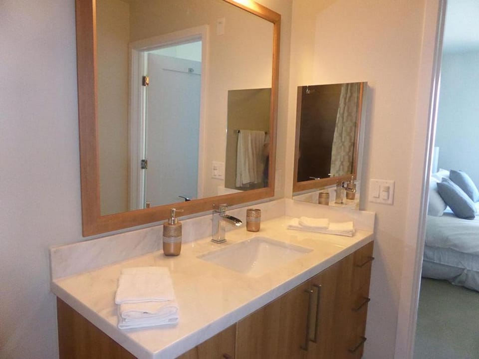 Masterpiece 2-Bedroom with Balcony, Pool, and Spa Apartment in Santa Monica