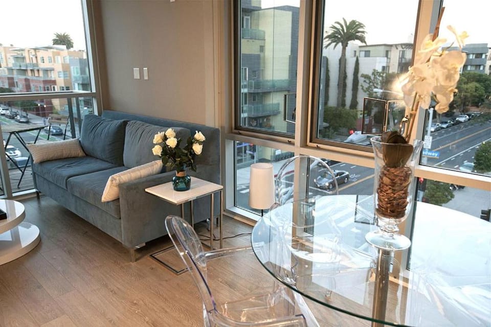 Masterpiece 2-Bedroom with Balcony, Pool, and Spa Apartment in Santa Monica