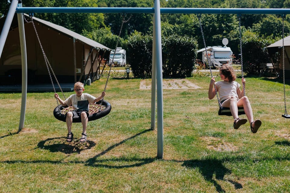 Safaritent bij speeltuin voor gezinnen op groen rustig park op de Veluwe Luxury tent in Epe