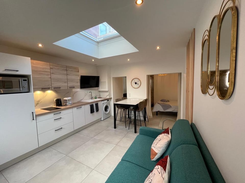 Kitchen or kitchenette, Dining area, dishwasher, stove