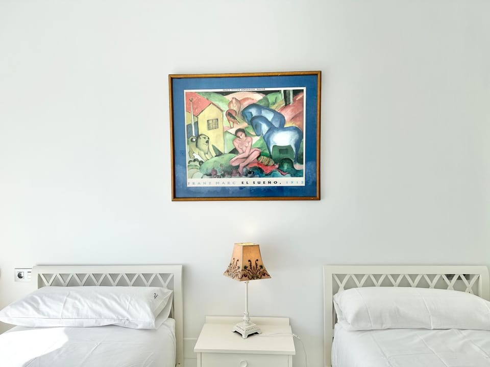 Bed, Photo of the whole room, Decorative detail, Bedroom