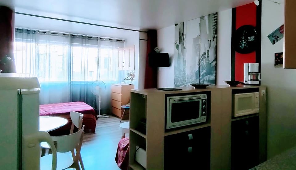 Kitchen or kitchenette, Dining area, minibar, pet friendly