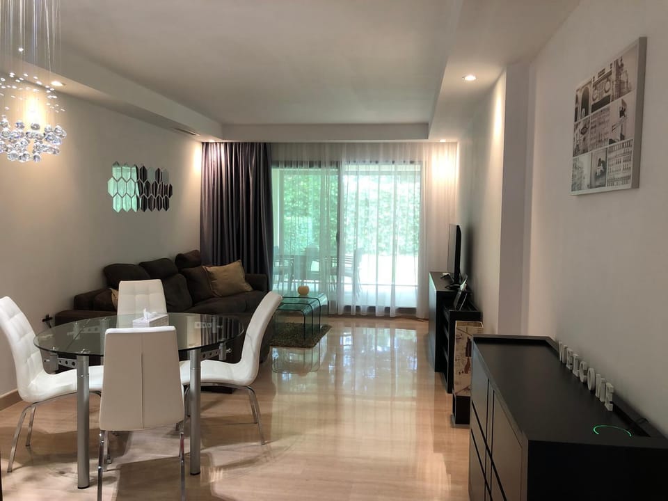 TV and multimedia, Living room, Seating area, Dining area