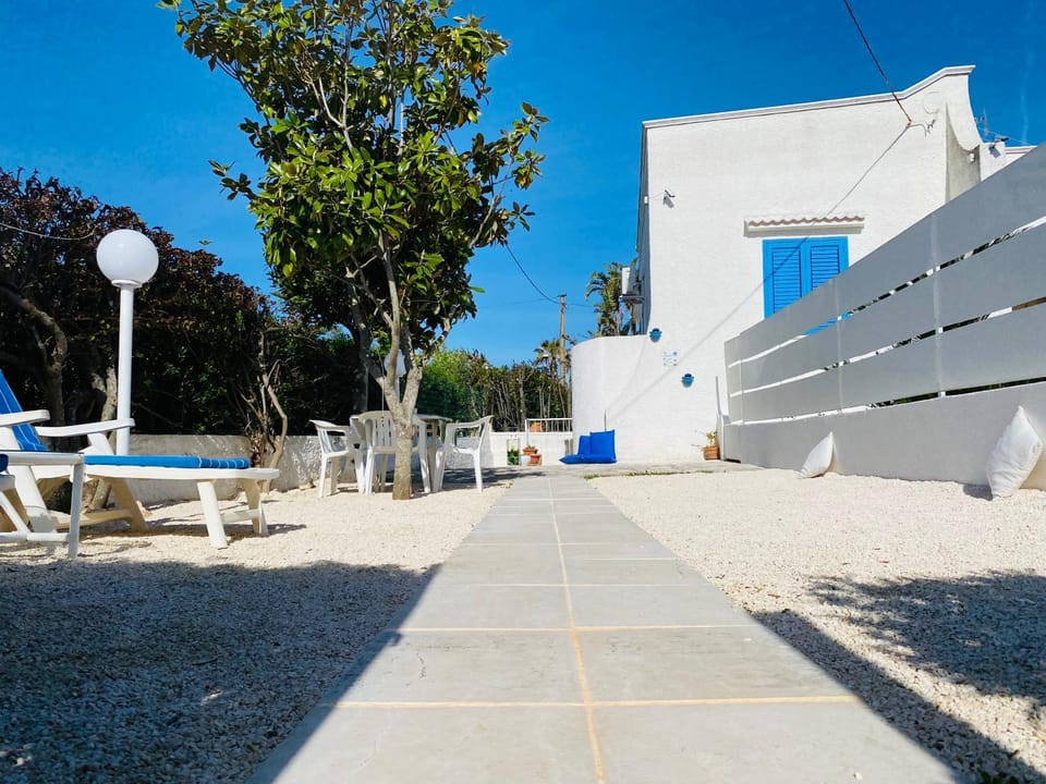Property building, Patio, Day, sunbed
