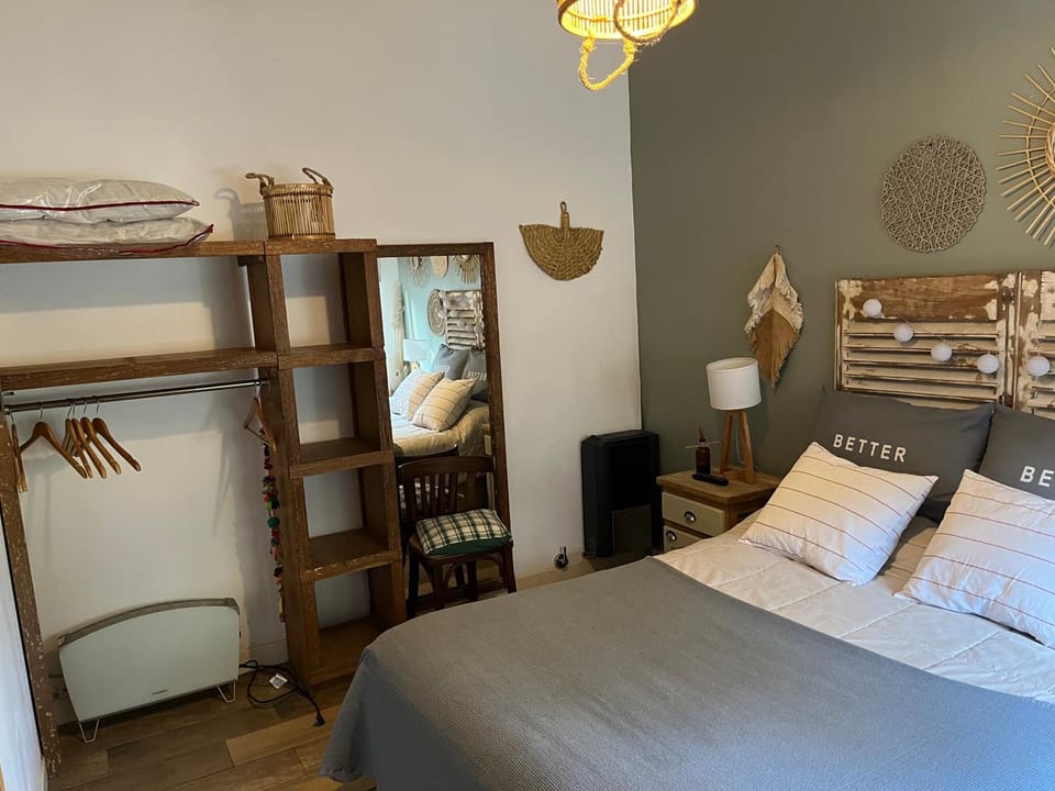 Photo of the whole room, Bedroom