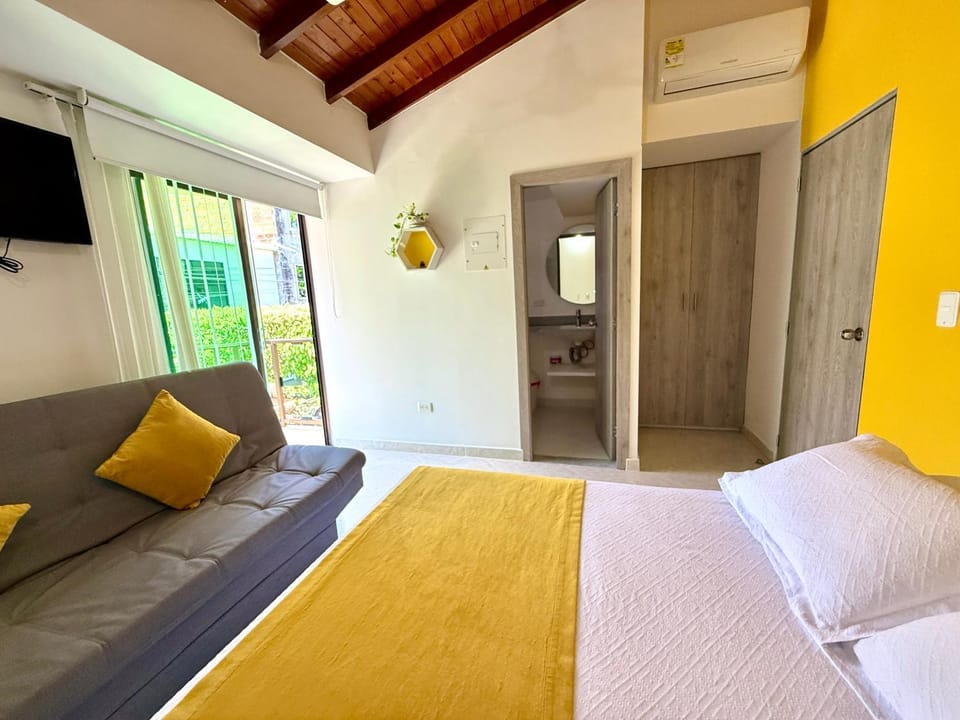 Staff, Bed, TV and multimedia, Photo of the whole room, Decorative detail, Guests, Street view, wardrobe, air conditioner