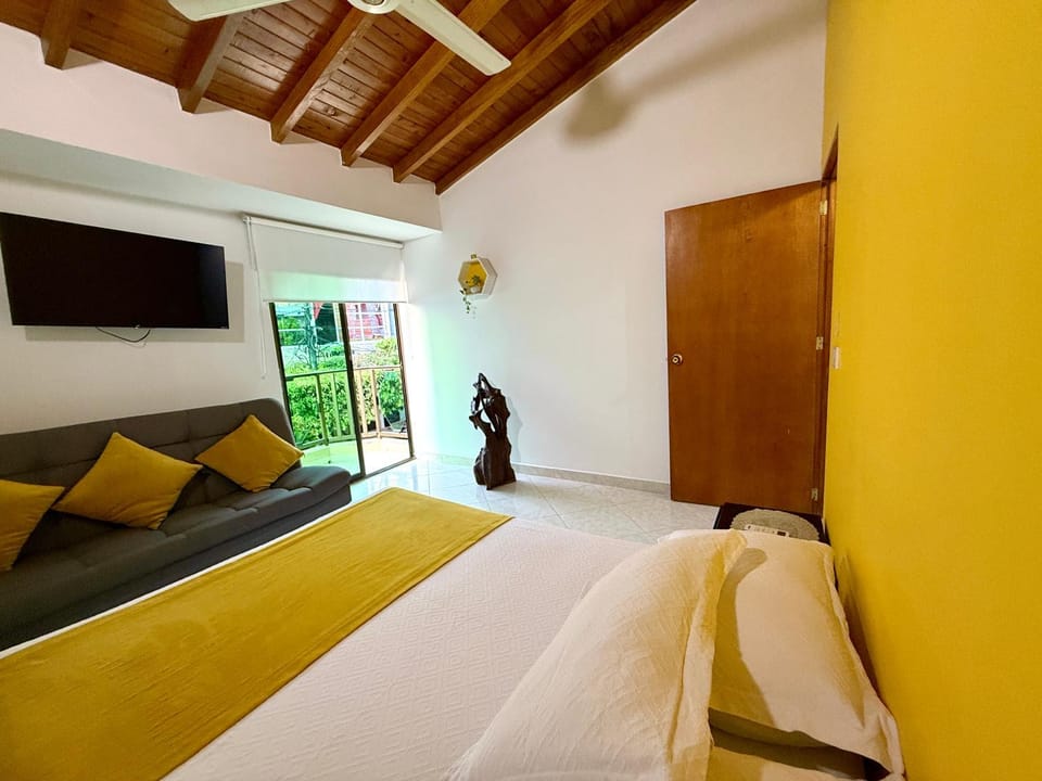 Bed, TV and multimedia, Photo of the whole room, Bedroom