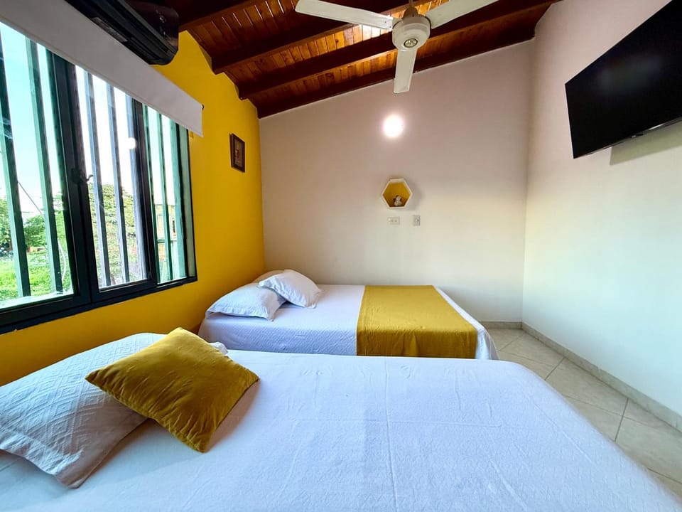 Bed, TV and multimedia, Photo of the whole room, Bedroom, towels, air conditioner