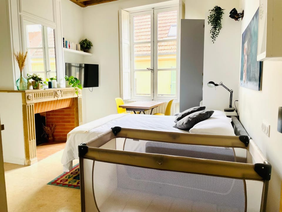 Bed, TV and multimedia, Bedroom, hair dresser